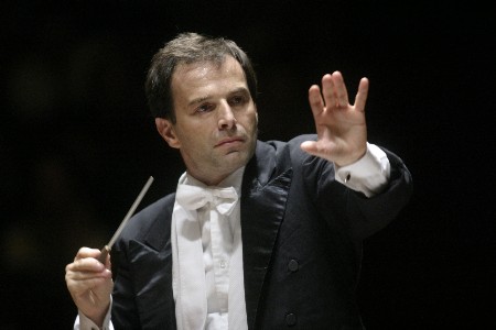 Frederico Cortese takes over the helm of the Harvard Radcliffe Orchestra