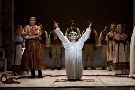 The Greek prince Idamante (mezzo-soprano Sandra Piques Eddy) offers himself to be sacrificed by his father, Idomeneo (tenor Jason Collins), to pay off the king’s debt to Neptune and save the people of Crete. Photo: Charles Erickson