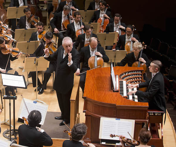 Bramwell Tovey, Cameron Carpenter, and the Boston Symphony Orchestra. Photo: Winslow Townson.