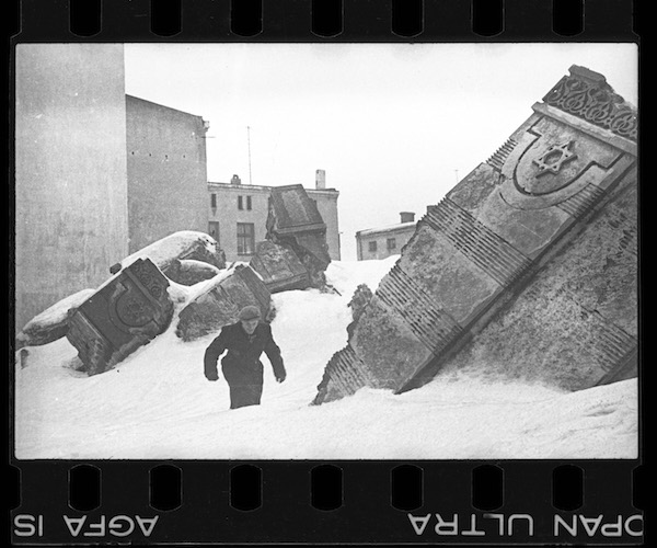Man-walking-in-winter-in-the-ruins-of-the-synagogue-on-Wolborska-street-destroyed-by-Germans-in-1939 Photo: Henryk Ross. 