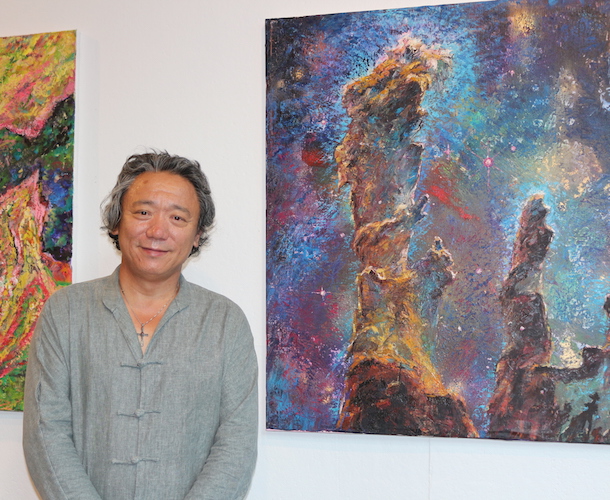 Artist Zhang Peng stands with his paintings “Fall Streak Hole” (left) and “Dream of Starry Soul” (right) on July 21 at the Art Block Gallery. (Image courtesy of Ling-Mei Wong.)